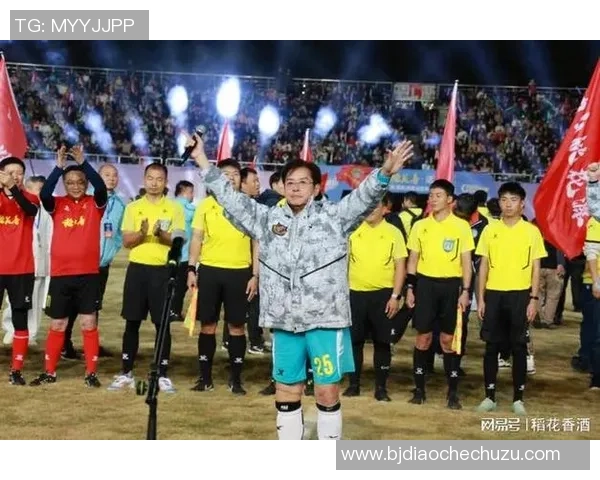 足球巨星化身看台观众 聚焦拳击赛场上激情与力量碰撞