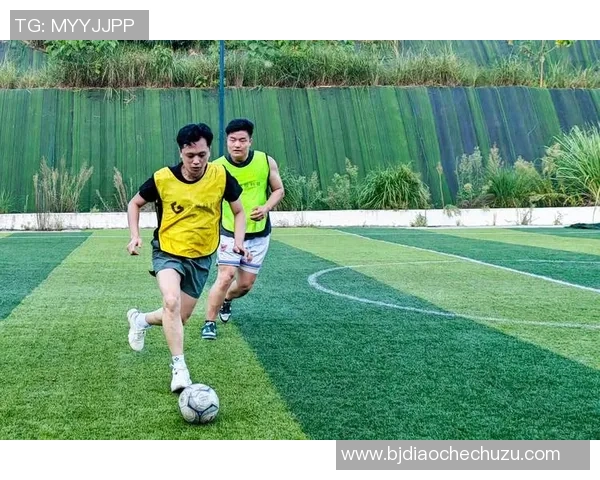 足球球星狼狗并肩驰骋赛场展现力量与激情瞬间